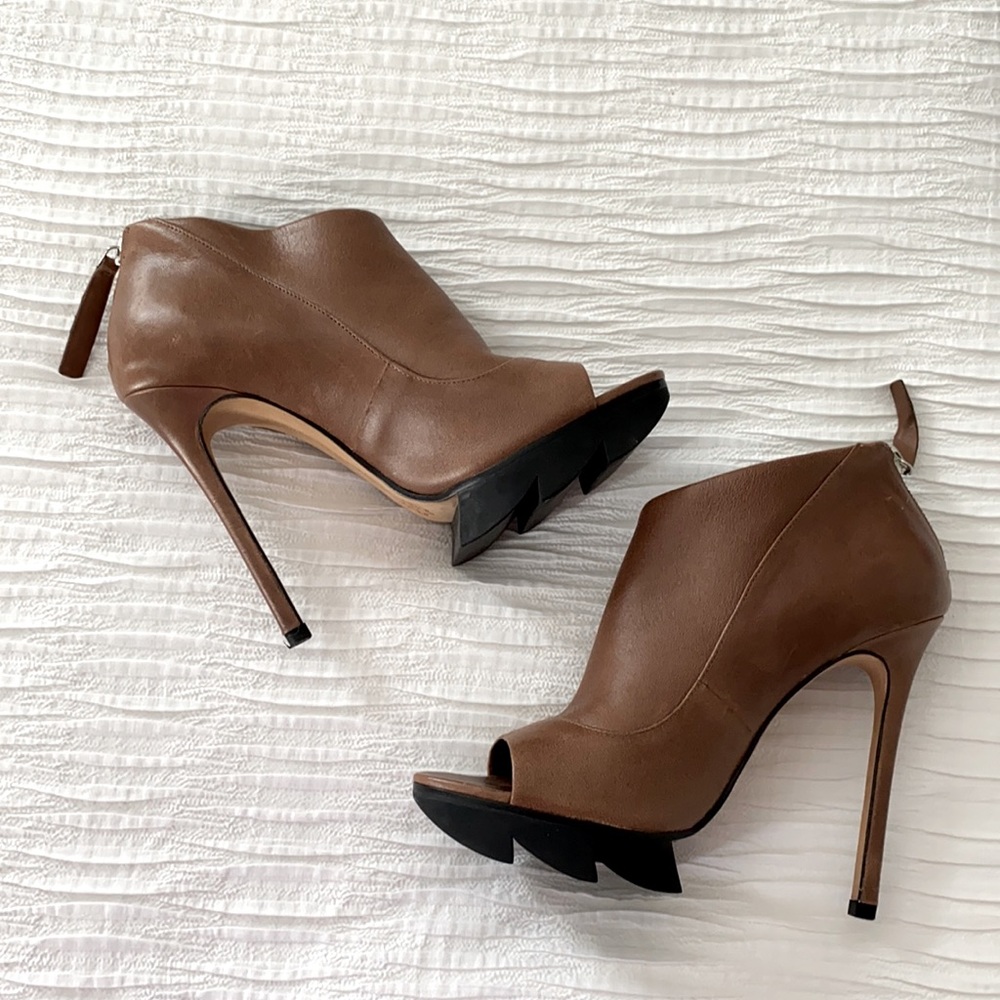 Camilla Skovgaard sawtooth booties!